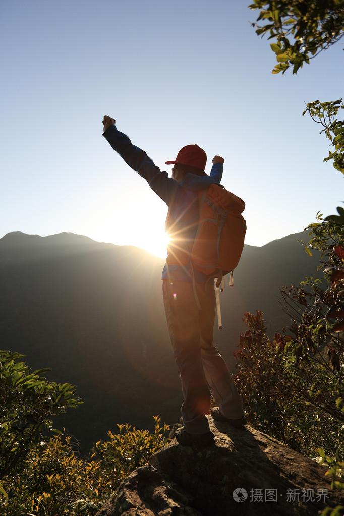 双手附上巅峰，潮流踩在脚下